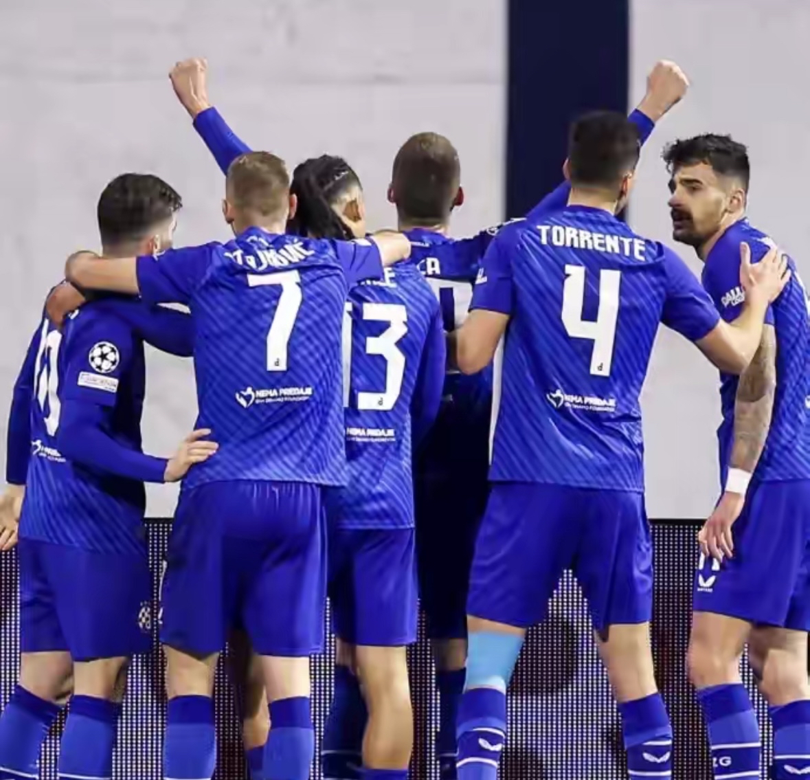 欧冠国际比赛日走向成谜；新疆广汇内部沟通；球迷炸锅；赛季目标并未改变的简单介绍